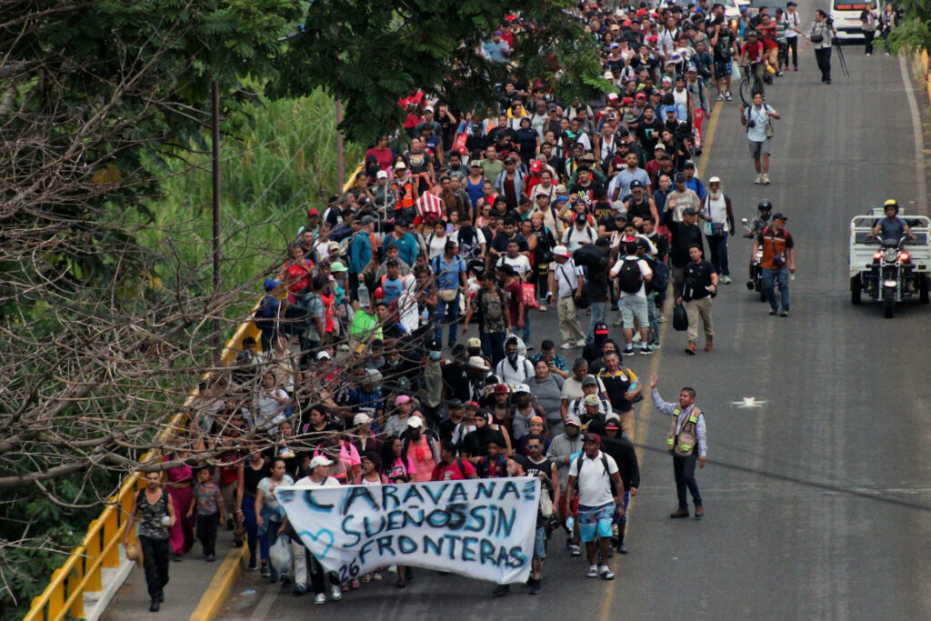 Unos 800 migrantes salen en caravana desde el sur de México hacia la capital