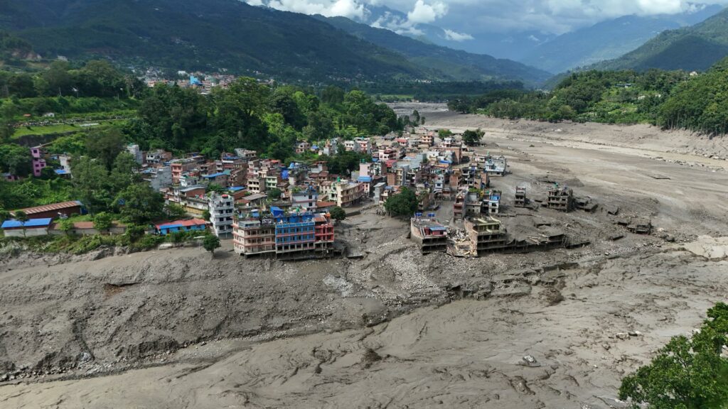 Impactante deslave deja 16 muertos y 400 incomunicados en Nepal