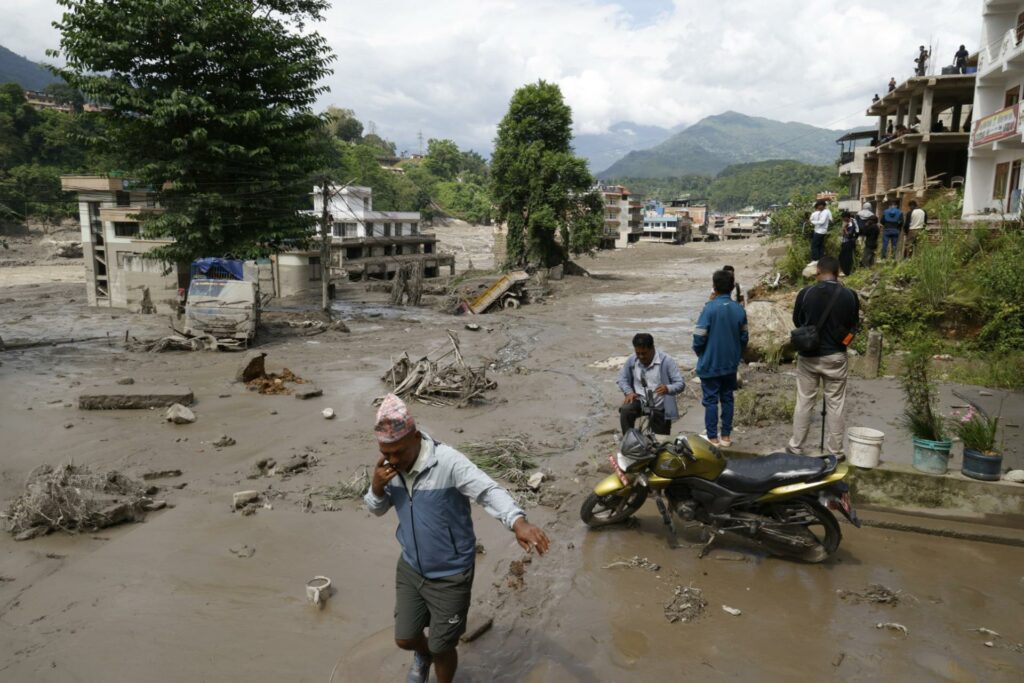 Al menos 16 muertos y 400 sin contacto en Nepal tras una riada en la frontera con China