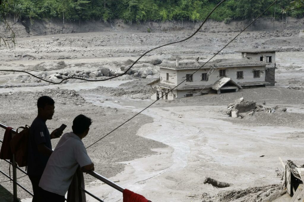 Impactante deslave deja 16 muertos y 400 incomunicados en Nepal
