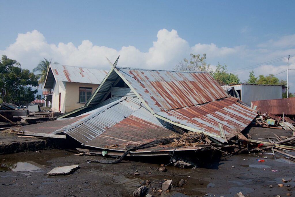 Devastador terremoto de magnitud 7,7 golpea Indonesia: 47 muertos y miles de evacuados