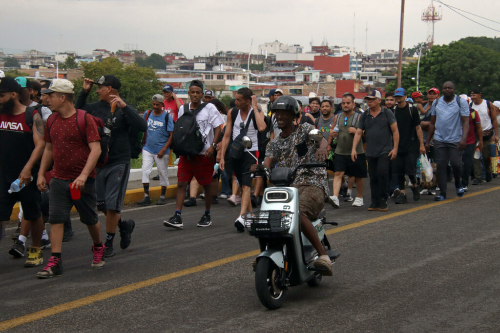 Personas caminan en una caravana migratoria, con destino a la Ciudad de México ante la dificultad de continuar hacia Estados Unidos, desde el municipio de Tapachula, estado de Chiapas (México). EFE/Juan Manuel Blanco