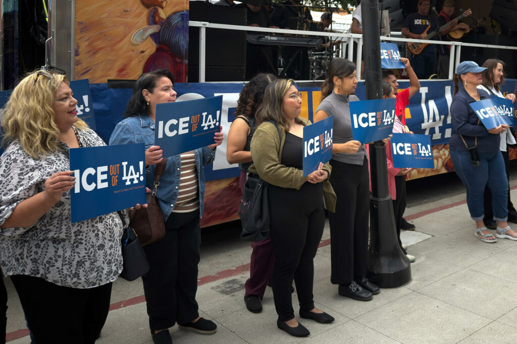 Jueza busca limitar arrestos de ICE sin orden judicial en Los Ángeles