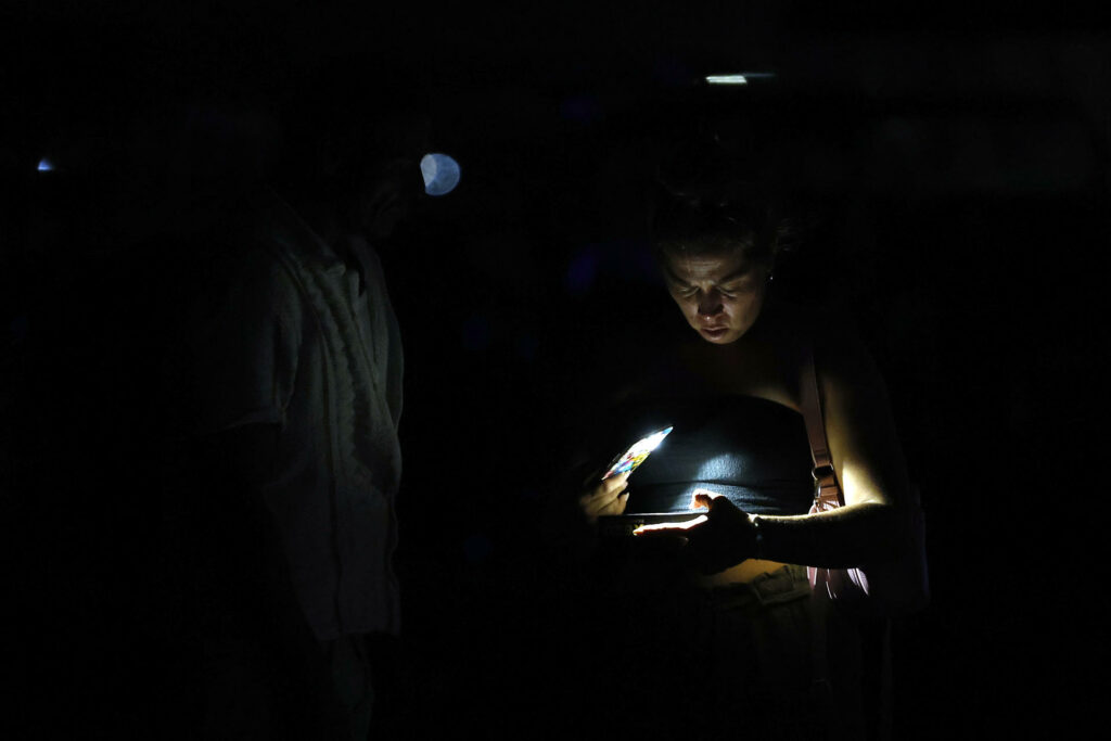 La mitad de Cuba se queda sin energía eléctrica tras caída parcial del sistema