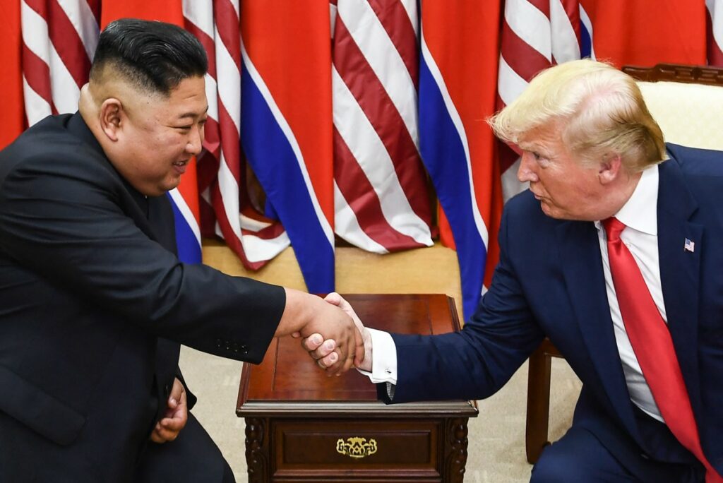 Kim Jong-un y Donald Trump durante uno de sus encuentros, una relación que el presidente estadounidense volvió a destacar.