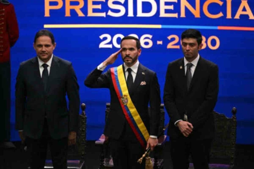 De la Espriella tomó el juramento a su vicepresidente, José Manuel Restrepo, acompañado del campesino Luis Felipe Yagüé, de 74 años, invitado de honor del ahora presidente