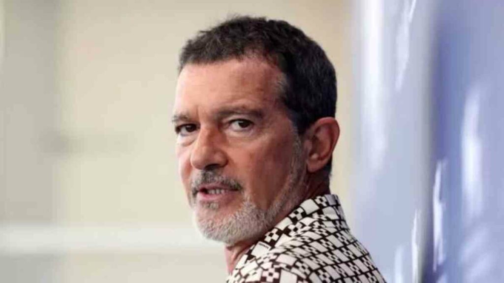 De acuerdo con Banderas, estar “tan cerca” de la mortalidad, “es un recordatorio increíblemente claro de lo estúpido que eres al perder el tiempo en cosas que no merecen estar en tu vida”, añadió.