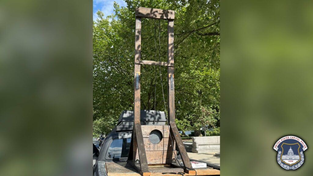 Arrestan a hombre con una guillotina en su camioneta cerca del Capitolio de EEUU
"Mientras trabajamos en acomodar esta formación a fondo, las citas de servicios de visado serán ajustadas", indicó a EFE el vocero, que no aclaró cuándo se reanudarán esos servicios
