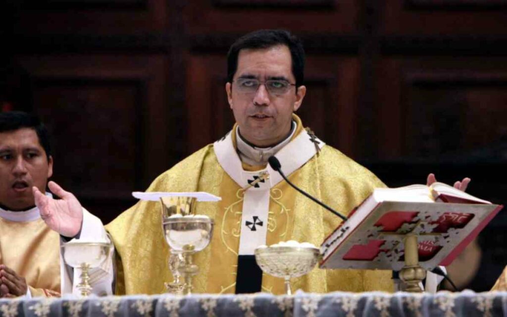 La petición fue parte de la homilía de una misa realizada en el Centro Histórico de la capital al cierre de las fiestas al Divino Salvador del Mundo, patrono del país centroamericano, a la que asistieron cientos de fieles.