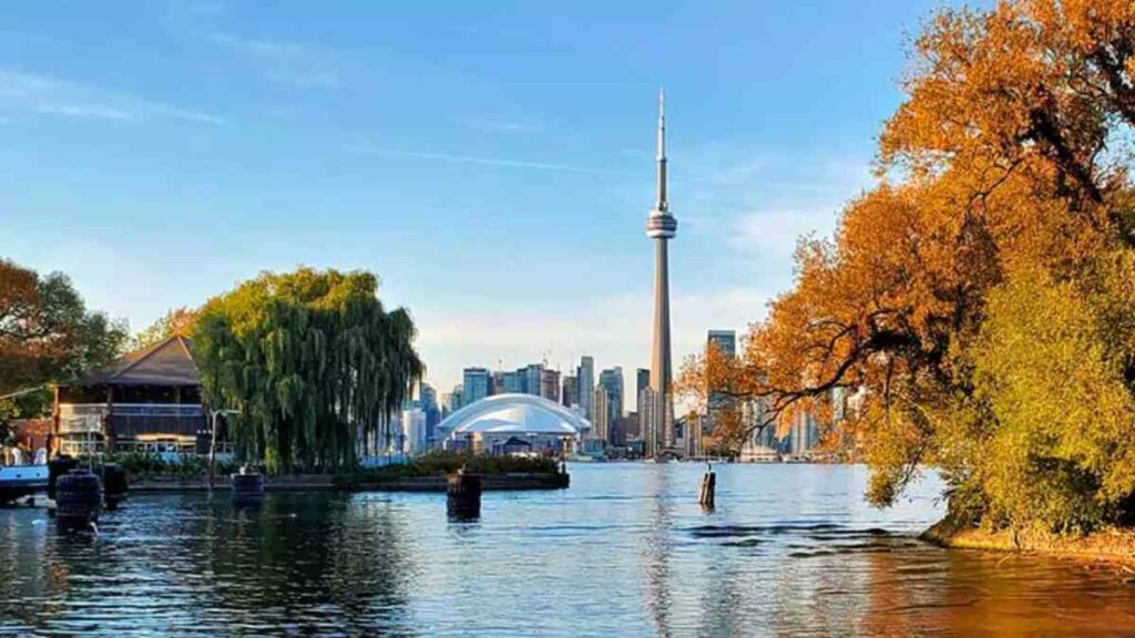 El lago Ontario es el de menor superficie de los cinco Grandes Lagos de Norteamérica. Sus aguas, que bordean la provincia de Ontario y el estado de Nueva York, forman parte de la frontera entre Canadá y Estados Unidos.