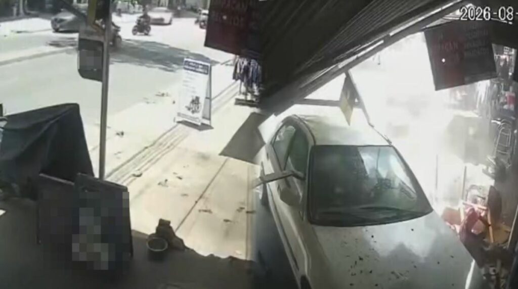 Conductor pierde el control y atropella a varias personas