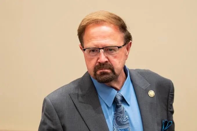 Congresista republicano Chuck Edwards abandona reelección tras informe por acoso sexual