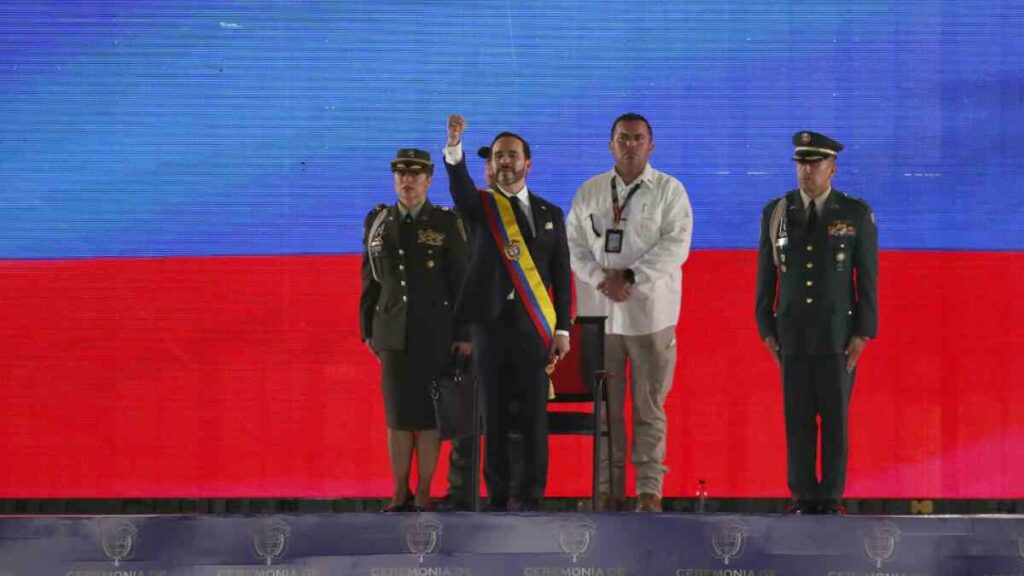 Durante su campaña a la Presidencia, De la Espriella desarrolló un discurso marcado por simbologías cercanas a las Fuerzas Militares como el típico saludo con la mano derecha en la frente y la frase “firmes por la patria”.
