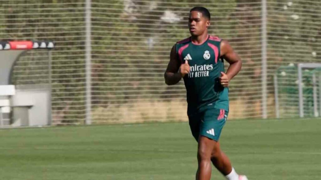 También continúan con sus respectivos procesos de recuperación los brasileños Eder Militao y Rodrygo Goes, el francés Ferland Mendy y los españoles Raúl Asencio y Thiago Pitarch.