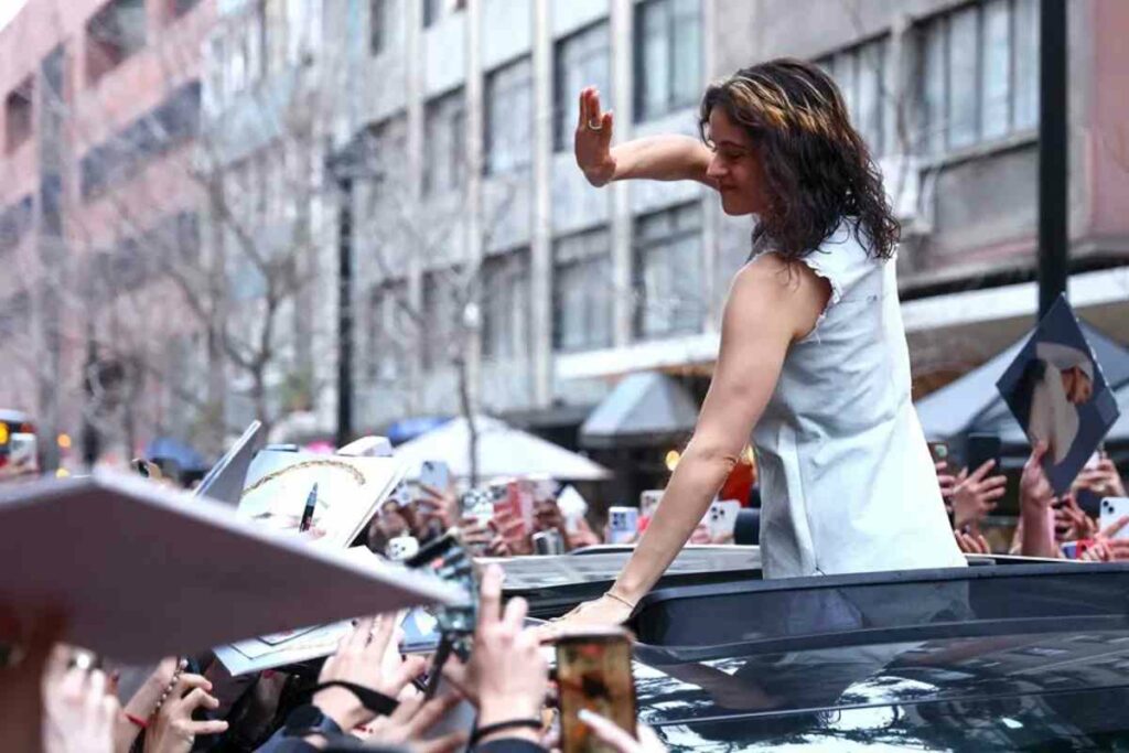 “No se vende, la patria no se vende”, cantó el público del tercer y anteúltimo show de la cantante
