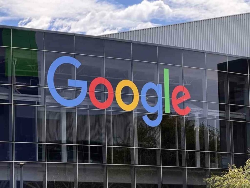Hassabis, cofundador y consejero delegado de Google DeepMind, dejará sus responsabilidades operativas diarias al frente de esa unidad asumirá el cargo de presidente de Google DeepMind y científico jefe de Alphabet.