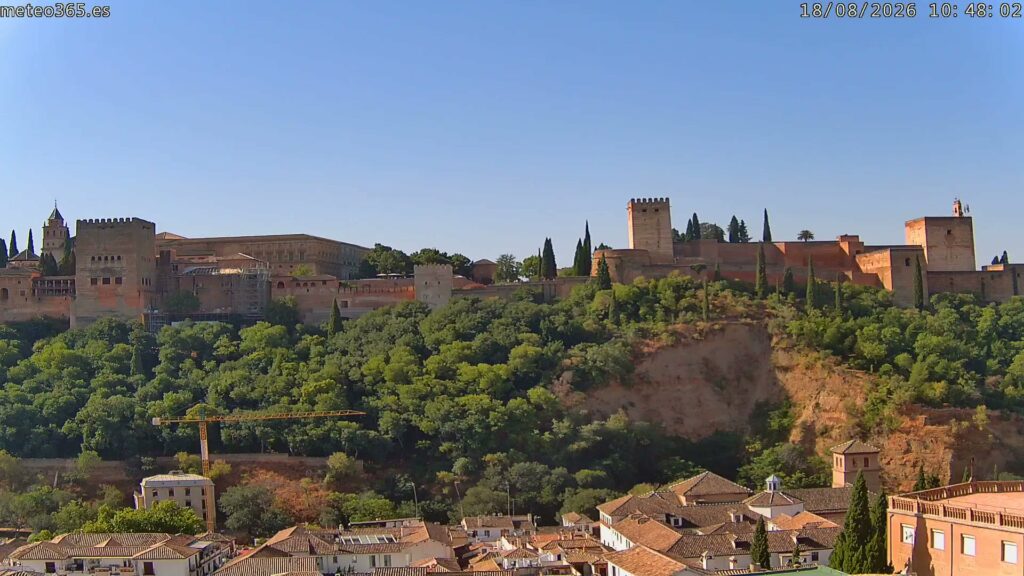 La Alhambra de Granada es un conjunto de palacios, jardines y fortalezas construido principalmente durante el dominio musulmán de la península ibérica