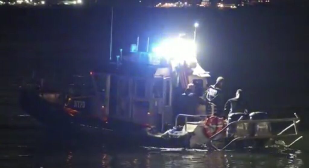 Tragedia cerca de la Estatua de la Libertad: mujer y bebé mueren al volcar una embarcación
