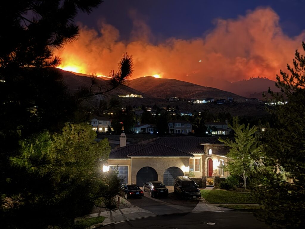 Incendio Hawk en Nevada alcanza 27 % de contención y mantiene 23.000 evacuados 1