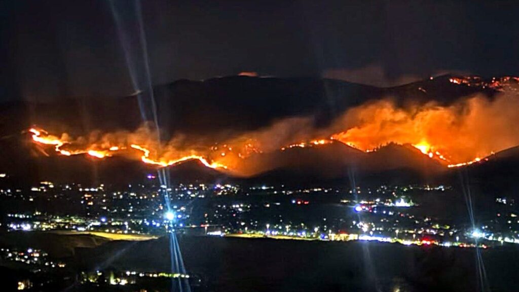 Incendio Hawk en Nevada alcanza 27 % de contención y mantiene 23.000 evacuados