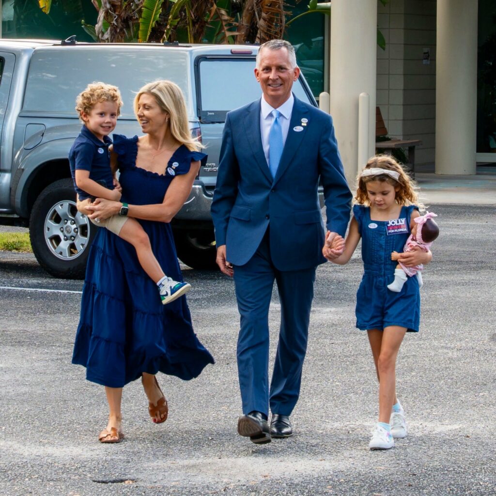 David Jolly acompañado de su familia, obtuvo de la nominación demócrata 