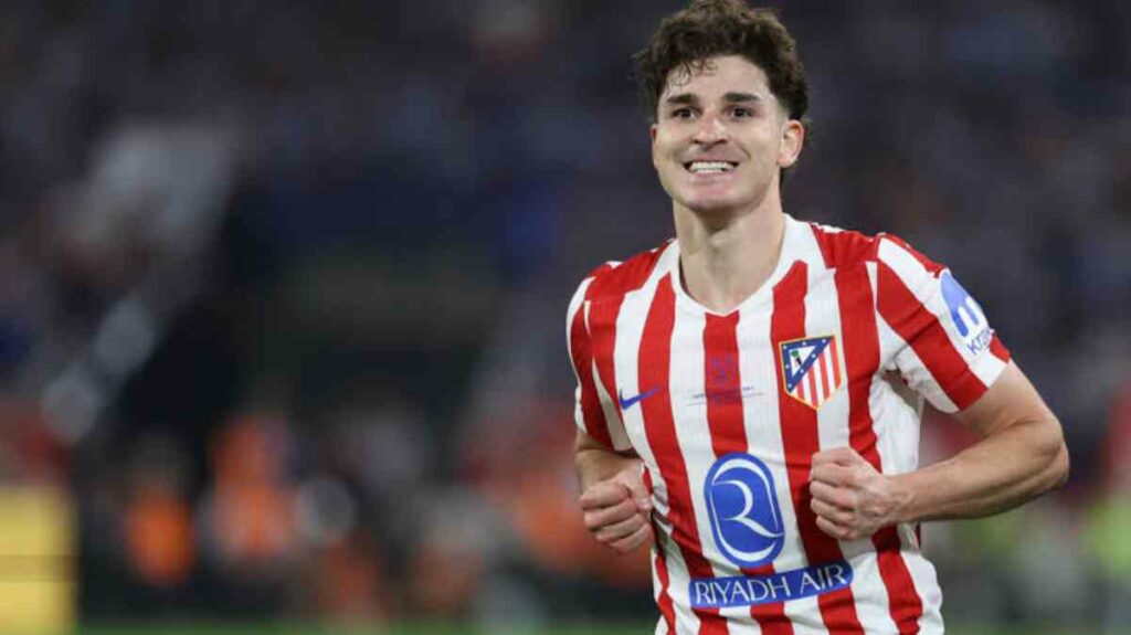 Aún sigue pendiente el futuro de Julián Alvarez, en la encrucijada de continuar en el Atlético de Madrid o explorar la vía de salida del Arsenal, tras su deseado pero imposible traspaso al Barcelona.