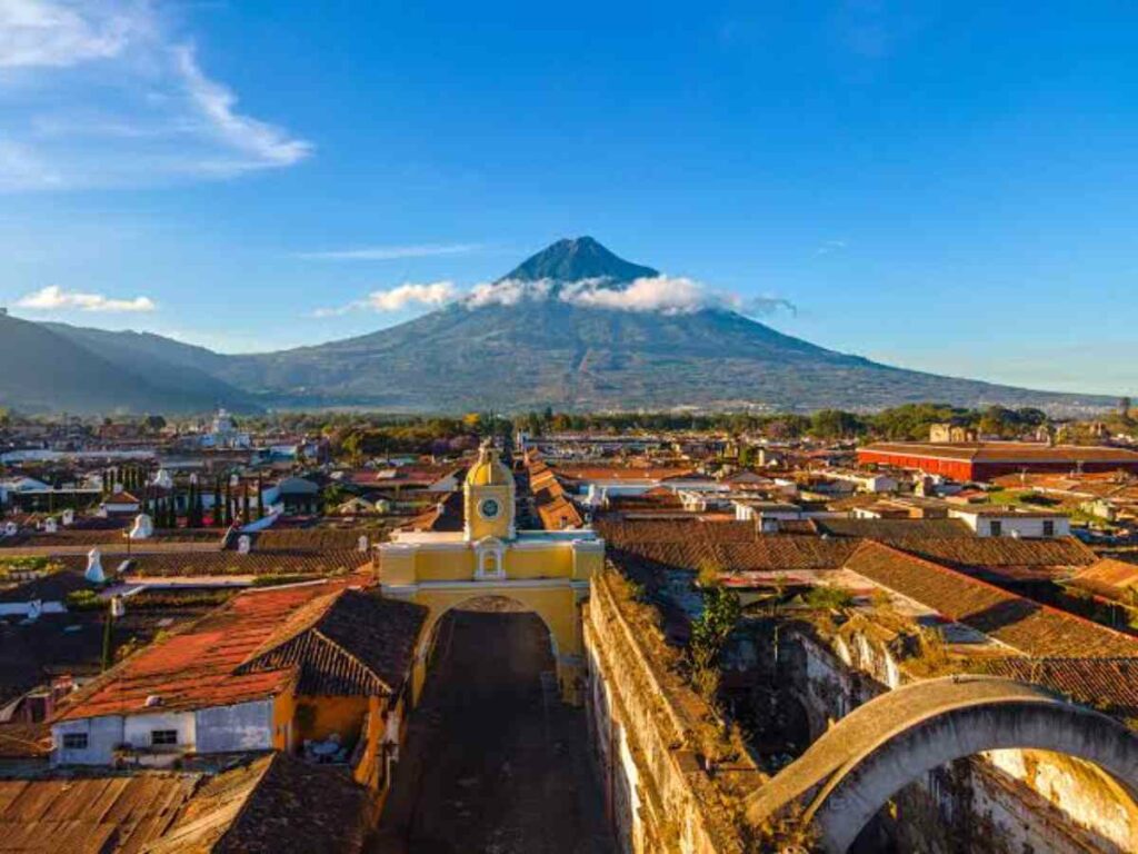 Según los datos oficiales, los principales destinos turísticos de Guatemala son el parque arqueológico Tikal, en el norte del país; el lago de Atitlán, en el oeste, y la ciudad colonial de Antigua Guatemala, en la región central.