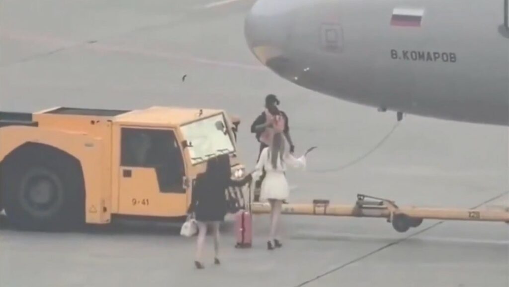 Pasajeras pierden vuelo y persiguen el avión por la pista