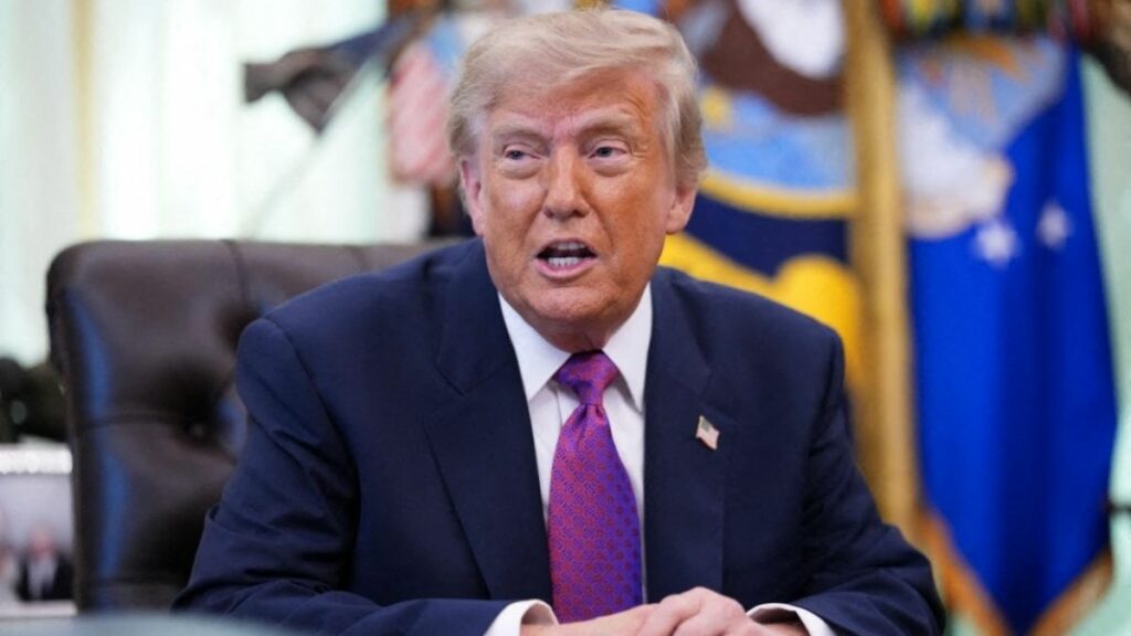 Trump promete golpear “con fuerza” a Irán y acusa a su liderazgo de estar en “caos total”