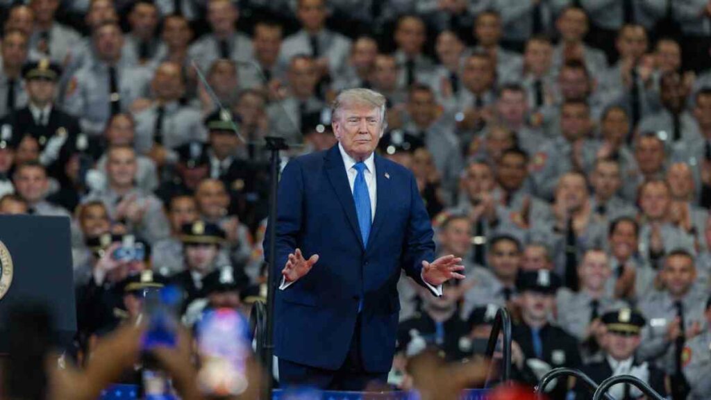 Trump arremetió contra la política migratoria de "frontera abierta" que atribuyó a la entrada de "muchos criminales", criticó a la entonces zar de la frontera, la exvicepresidenta y excandidata presidencial Kamala Harris
