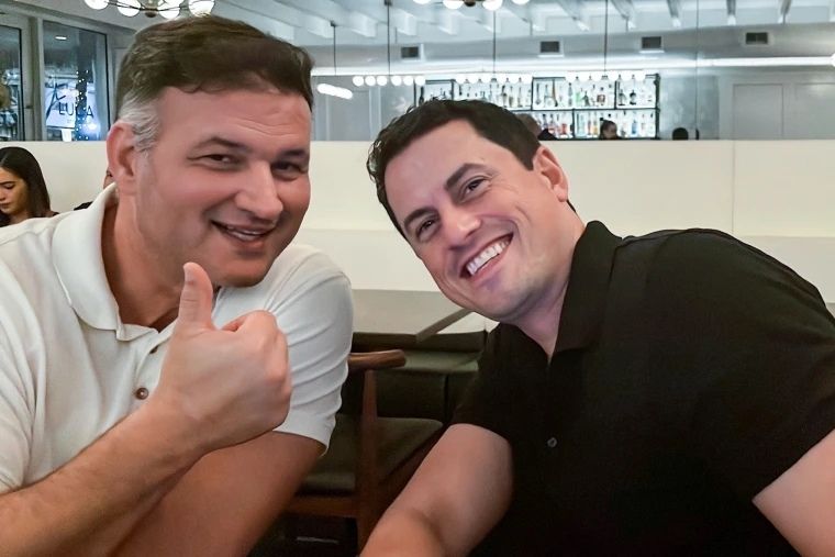 Adam Hlavaty y Henry Parra, habían salido de viaje el pasado 12 de agosto y dejaron coordinado que una empleada doméstica acudiera diariamente a revisar su vivienda.