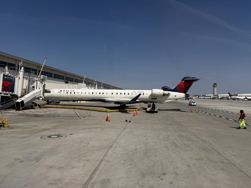 Piloto de Delta se enferma en pleno vuelo y realiza aterrizaje de emergencia