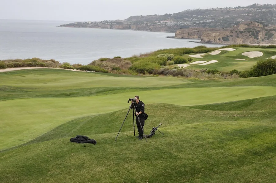 Arrestan a hombre armado en el club de golf de Trump antes de su visita a Los Ángeles