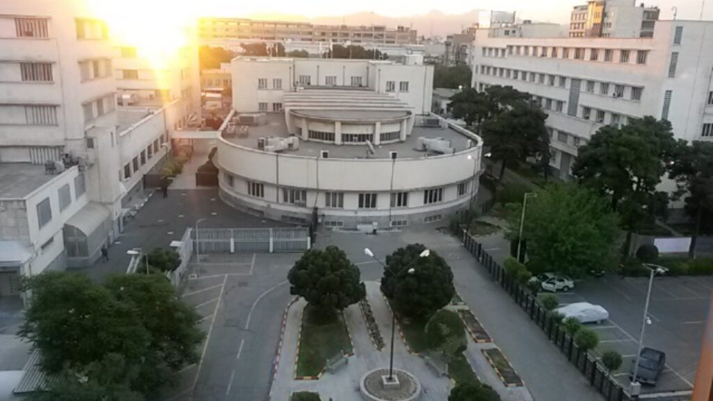 Rial iraní cae a mínimo histórico ante nuevas sanciones de EEUU