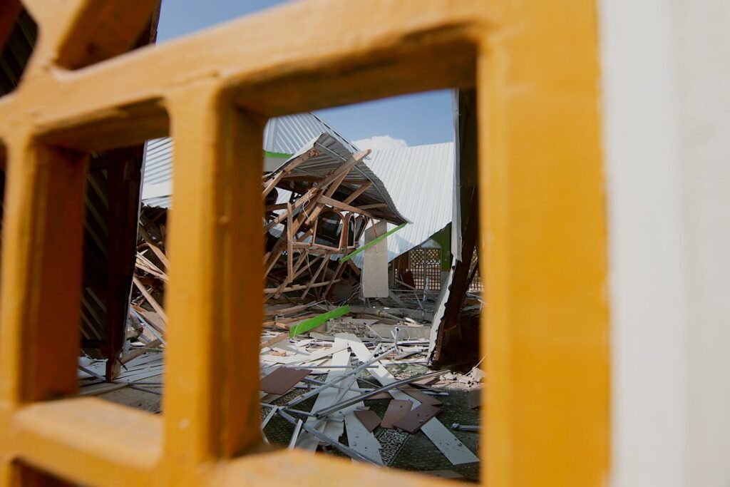 Devastador terremoto de magnitud 7,7 golpea Indonesia: 47 muertos y miles de evacuados