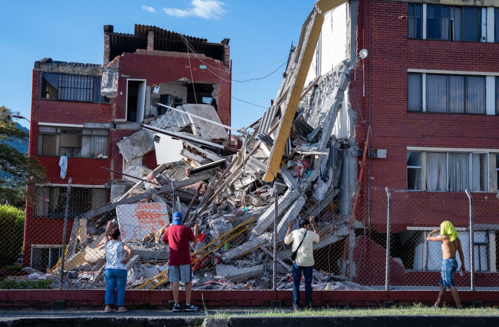 Colombia afronta reconstrucción entre polémicas tras devastador terremoto