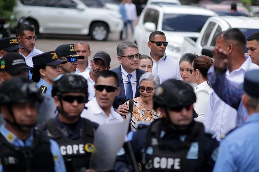Expresidente de Honduras se defenderá en libertad ante un tribunal ordinario por lavado