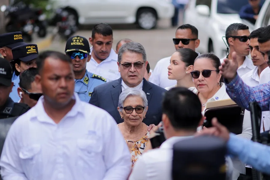 Expresidente de Honduras se defenderá en libertad ante un tribunal ordinario por lavado