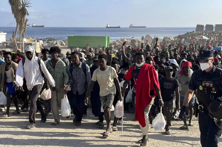 Casi 1,700 migrantes dejan playa de Ceuta escoltados por Policía y van a zonas habilitadas