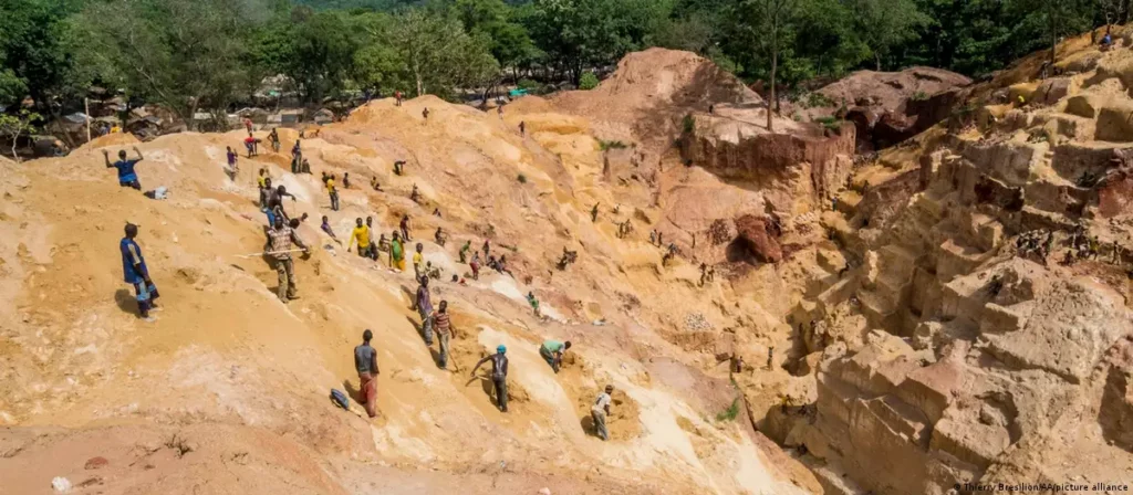 Tragedia: más de 100 trabajadores murieron por el colapso de una mina cerca de la frontera con Camerún