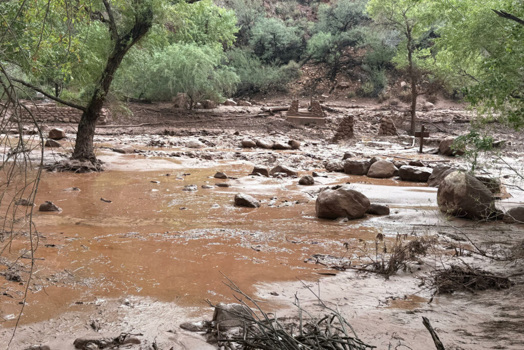 Dos muertos y unos 15 desaparecidos tras inundación repentina en el Gran Cañón en Arizona