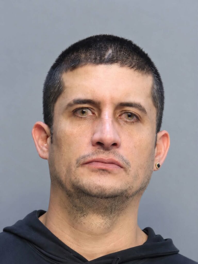 Se hizo pasar por agente de ICE y terminó arrestado por ICE en Miami