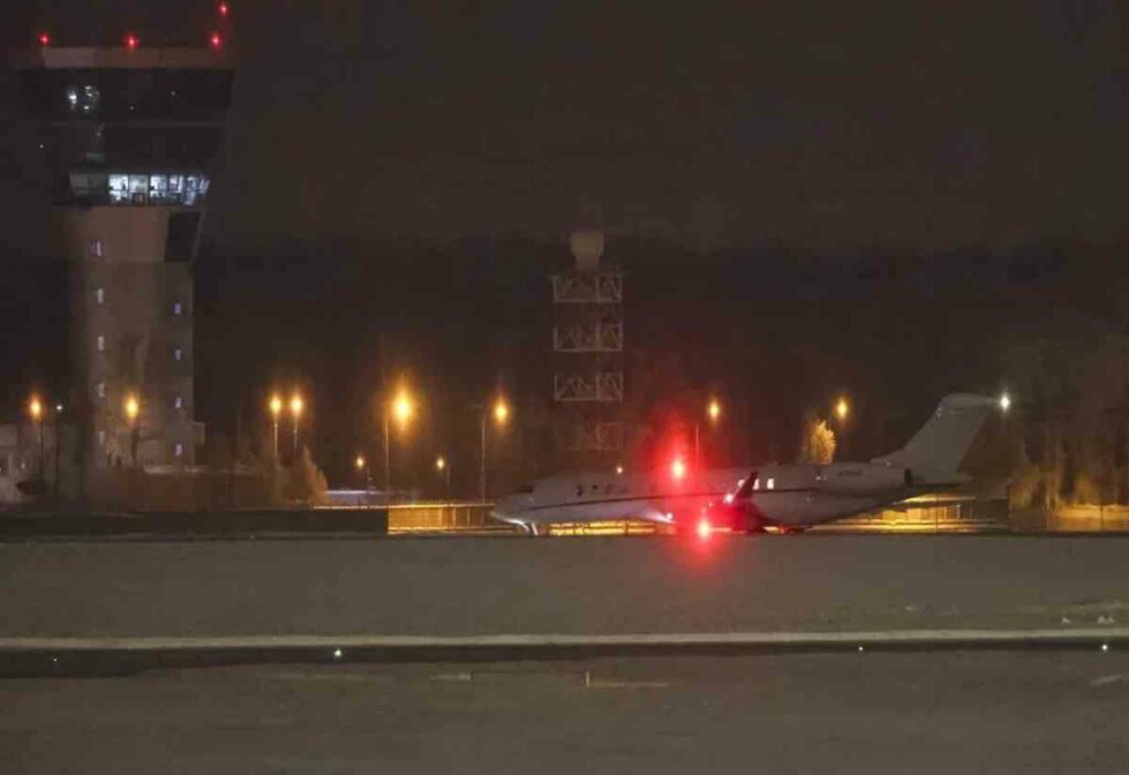 Los controladores aéreos confirmaron la llegada de la aeronave al aeropuerto moscovita de Vnúkovo, según informa la agencia Interfax.