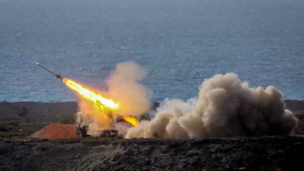 “Un petrolero iraní fue blanco de un ataque con misiles del ejército estadounidense esta mañana a seis millas de la isla de Jarg”, indicó la agencia de noticias vinculada con la Guardia Revolucionaria