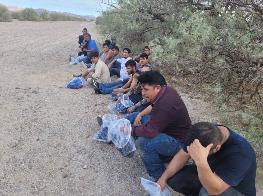 Hallan a 31 migrantes hacinados en un camión en el desierto de California 1