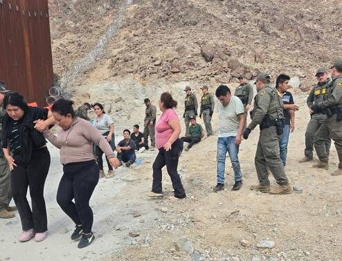 Hallan a 31 migrantes hacinados en un camión en el desierto de California 2