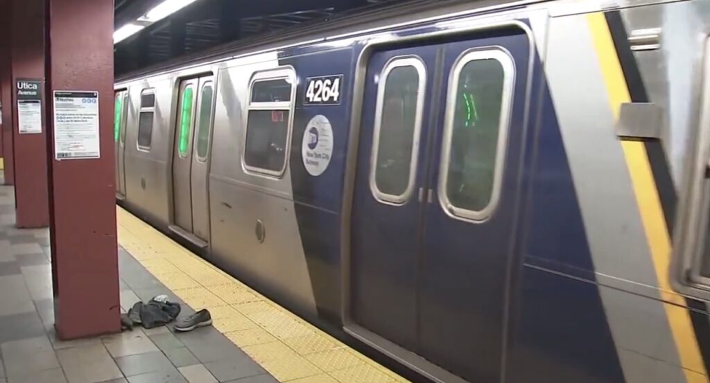 Su bolso quedó atrapado en las puertas del metro de Nueva York y murió arrastrado por el tren