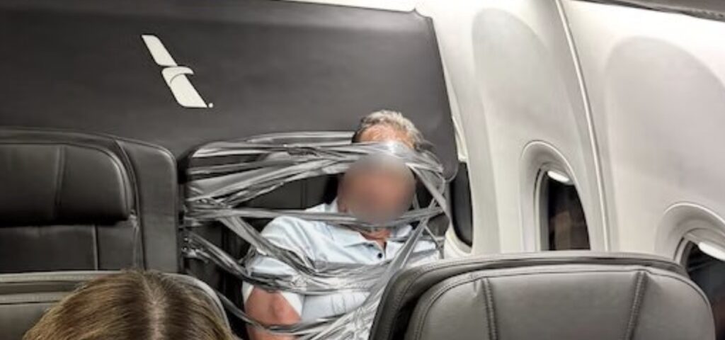Pasajero pierde el control en pleno vuelo y termina amarrado a su asiento