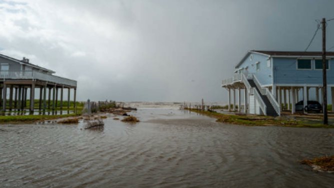 Tormenta Edouard deja inundaciones y miles sin electricidad tras tocar tierra en Luisiana