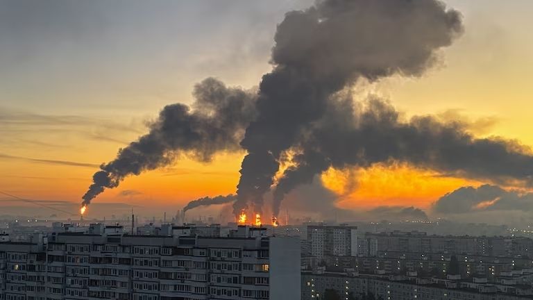 Drones ucranianos atacan Moscú: dos muertos y una refinería dañada